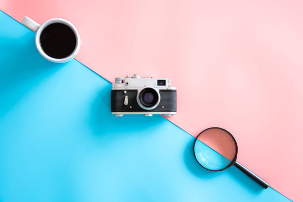 Ročník retro kamera na barevném pozadí, plochý ležel, minimalismus. - Fotografie, Obrázek