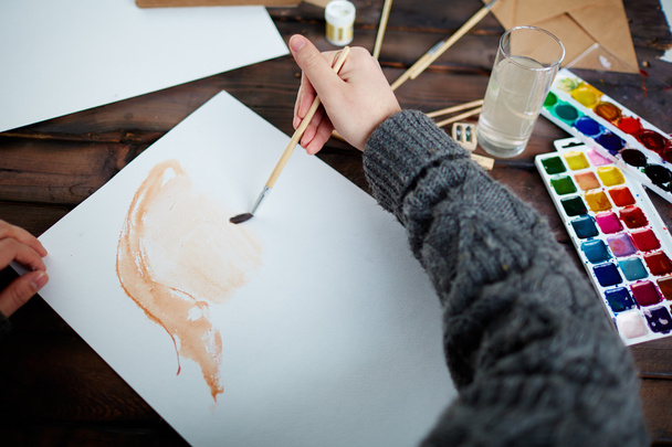 Мужчина рисует акварелью
 - Фото, изображение