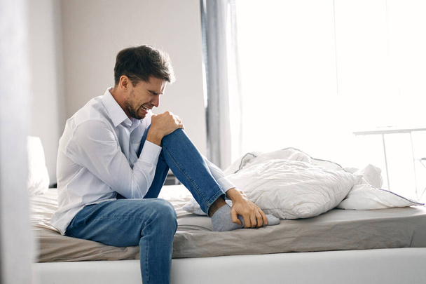 rozrušený muž doma deprese osamělost pláč - Fotografie, Obrázek