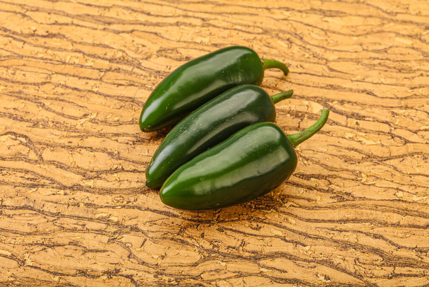 Yeşil çiğ baharatlı jalapeno peper yığını - Fotoğraf, Görsel
