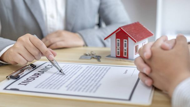 Contractondertekening, Home broker of verkoper stelt klanten in staat om een contract te ondertekenen om een huis te kopen als een legitieme huiseigenaar, Overdracht van eigendom, Koop een nieuw huis. - Foto, afbeelding