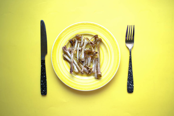 vrchní pohled na desku po jídle na žlutém pozadí  - Fotografie, Obrázek