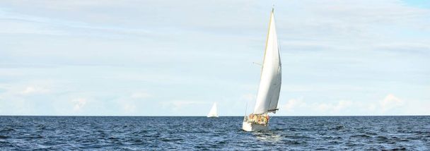 Vecchia barca a vela d'epoca in legno costoso (yawl) primo piano, vela in mare aperto. Splendido paesaggio nuvoloso. Costa del Maine, Stati Uniti - Foto, immagini