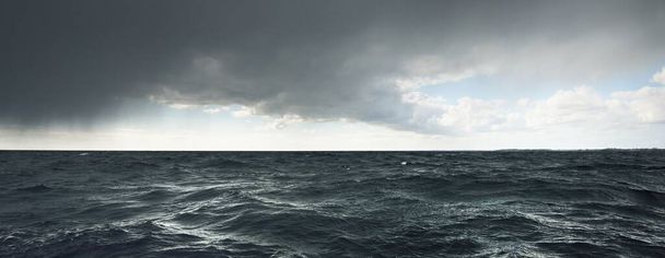 Nuages brillants au-dessus de la mer Baltique ouverte avant l'orage. Suède Ciel dramatique, paysage marin épique. Une vue depuis le yacht. Naviguer par mauvais temps - Photo, image