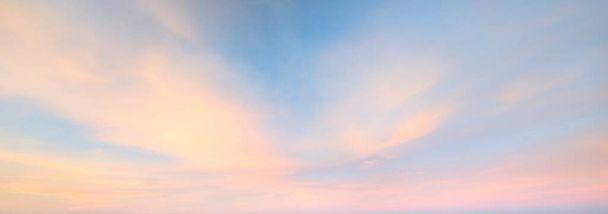 Cielo azul claro con brillantes nubes rosas y doradas después de la tormenta. Dramático paisaje nublado al atardecer. Arte conceptual, meteorología, cielo, esperanza, paz. Recursos gráficos, pintoresco paisaje panorámico - Foto, Imagen