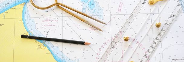 Antik W & HC 6 "sárgaréz elválasztó fogantyúk hajózási navigációs térkép eszköz, ceruza, párhuzamos vonalzó, régi fehér chart közelkép. Vintage csendélet. Vitorlázás, utazási kellékek. Tervezés, koncepcióművészet - Fotó, kép