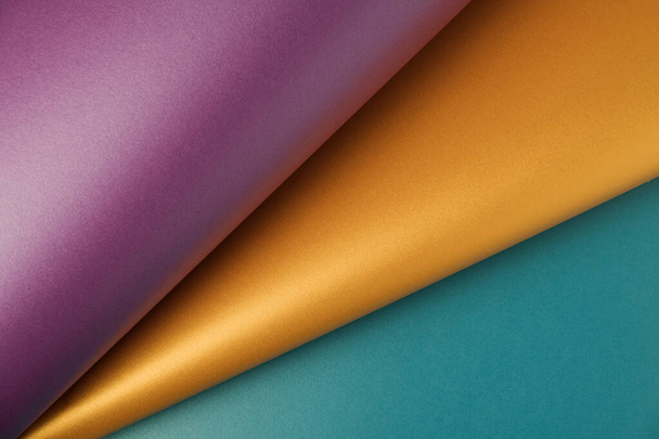 Violet, goud en turquoise elementen gerangschikt in geometrische abstracte achtergrond. Minimale vetgedrukte achtergrond - Foto, afbeelding