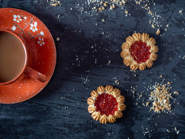 Café con galletas de shortbread, galletas rizadas con mermelada de fresa - Foto, imagen
