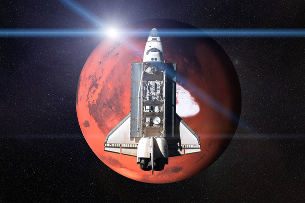 Navette spatiale volante près du pôle Nord de la planète Mars dans l'espace avec fusée éclairante. Illustration de rendu 3D. Des éléments de cette image ont été fournis par la NASA - Photo, image