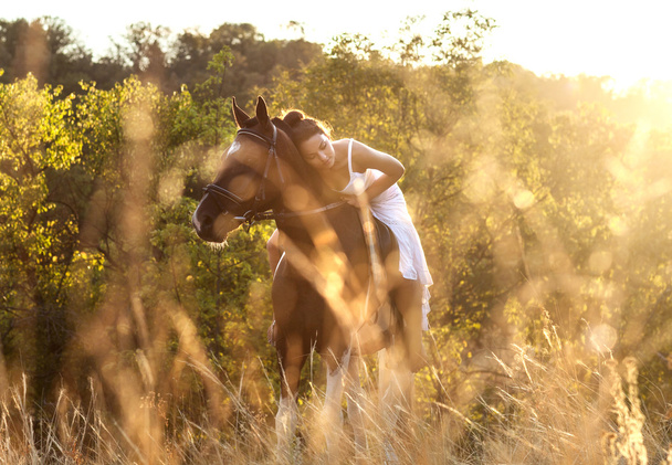 piękna kobieta na koniu - Zdjęcie, obraz