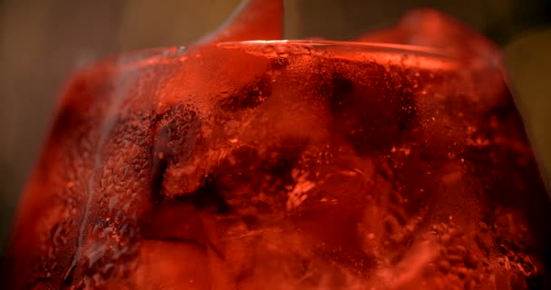Bubbles of the cocktail drink go up. Macro shot of the dark cocktail with cola and ice. Bubbles in beverage , 4k 120fps Prores HQ - Záběry, video