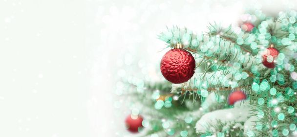 Schöner Weihnachtsbaum im Freien mit rosa Weihnachtskugeln, Schnee, Lichter bokeh herum, und Schnee fällt, Weihnachten und Neujahr Atmosphäre. Kopierraum - Foto, Bild