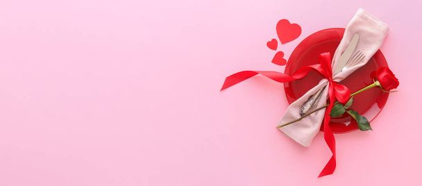 Krásné nastavení tabulky na Valentýna na růžovém pozadí s prostorem pro text - Fotografie, Obrázek