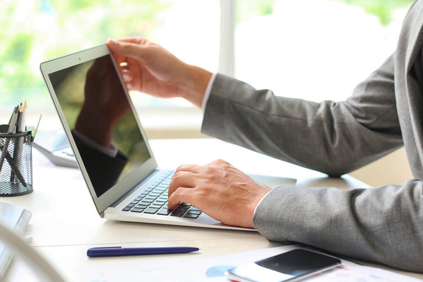 Empresário trabalhando com laptop à mesa no escritório, close-up - Foto, Imagem