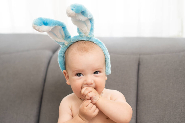 Хлопчик одягнений як кролик і великодні яйця
 - Фото, зображення