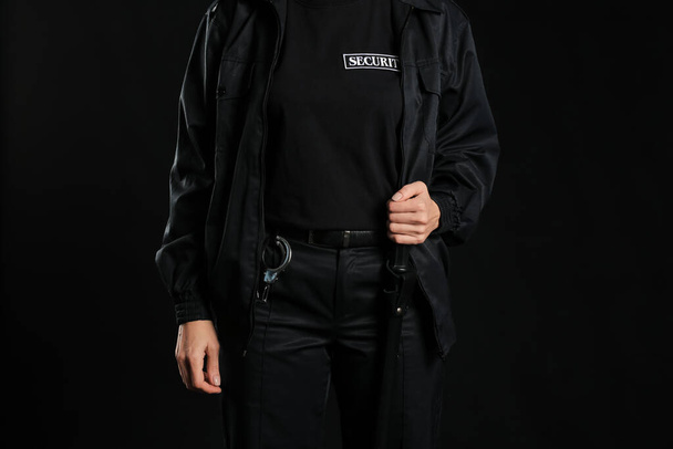 Γυναικεία φρουρά ασφαλείας σε σκούρο φόντο - Φωτογραφία, εικόνα