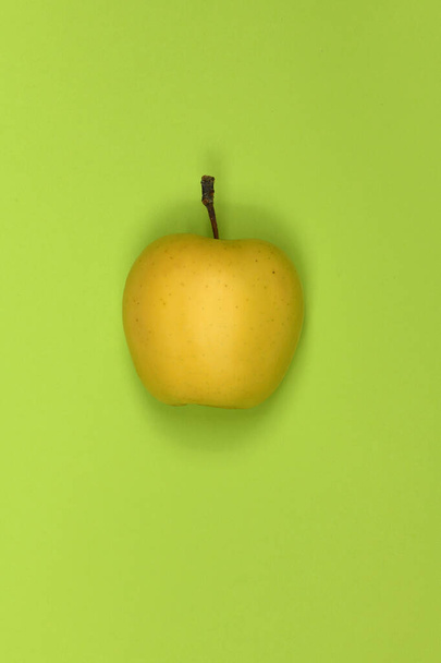 Manzana amarilla aislada en verde. Foto de alta resolución. Profundidad total del campo. - Foto, Imagen