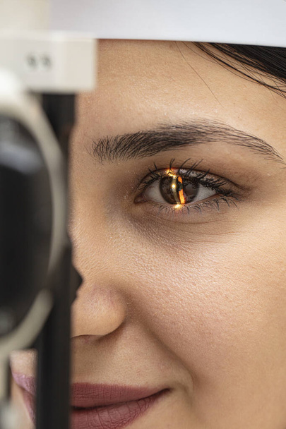 El oftalmólogo médico masculino está revisando la visión ocular de la hermosa mujer joven en la clínica moderna. Médico y paciente en clínica oftalmológica. - Foto, Imagen