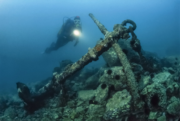 Mergulhador e âncora de navio velho
 - Foto, Imagem