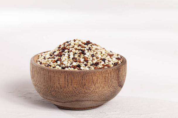 Chenopodium Quinoa - Foto der echten Quinoa-Saatmischung: Weiße, rote und schwarze Quinoa - Foto, Bild