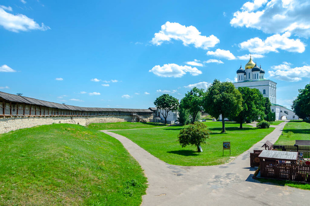 On the territory of the Holy Trinity Cathedral in Pskov. Pskov Kremlin. One of the oldest sights in Russia - Foto, Bild