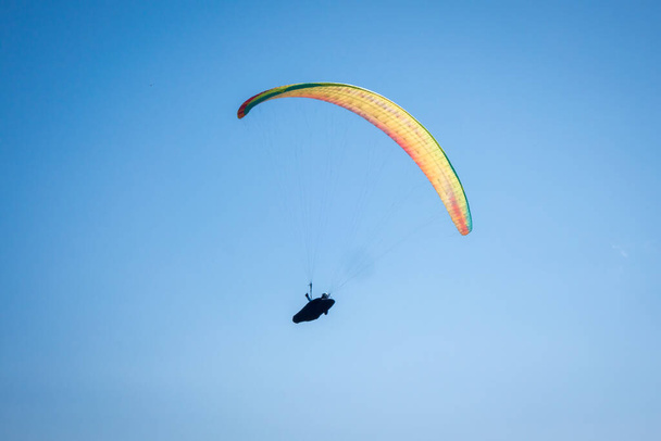 Dağlarda yamaç paraşütü uçuşları. Le Grand-Bornand, Haute-Savoie, Fransa - Fotoğraf, Görsel