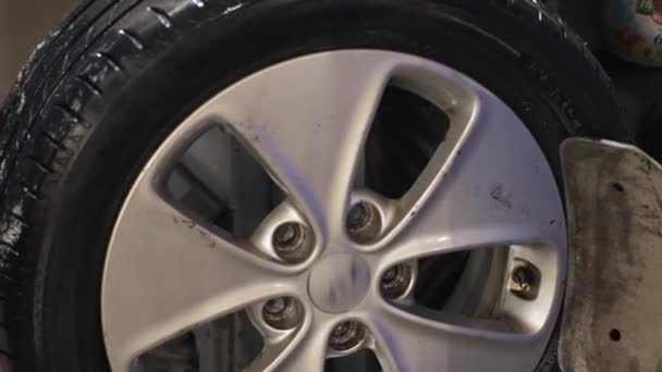 Removing a tire from a wheel - Materiał filmowy, wideo