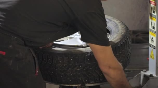 Replacing a car tire process - Filmati, video