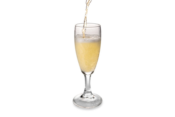 Champagne ou vin mousseux verser dans un verre avec éclaboussures isolées sur blanc, espace de copie - Photo, image