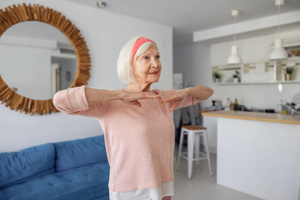 Starší ženy mají štěstí tím, že cvičí uvnitř - Fotografie, Obrázek