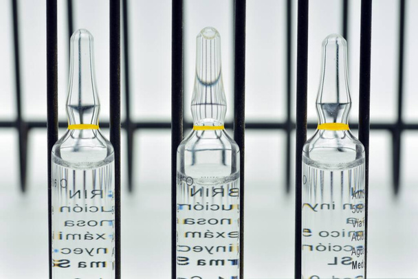 Wiersz ampułek szklanych ze szczepionką przeciw koronawirusowi - Zdjęcie, obraz