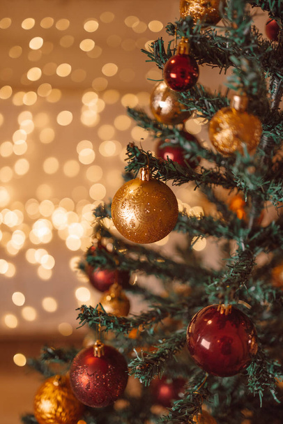 Boldog karácsonyt és boldog új évet fények banner. Kellemes ünnepeket karácsonyi elem dekoráció karácsonyfa és elmosódott fényes háttér - Fotó, kép