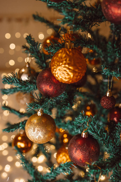 Tema feliz año nuevo, decoración de la rama del árbol de Navidad con bolas de Navidad rojas y doradas sobre fondo borroso - Foto, Imagen