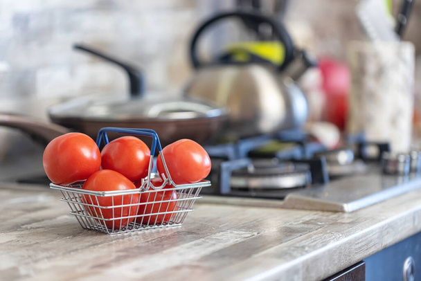 Концепція: швидка доставка свіжих овочів з магазину на вашу кухню
 - Фото, зображення