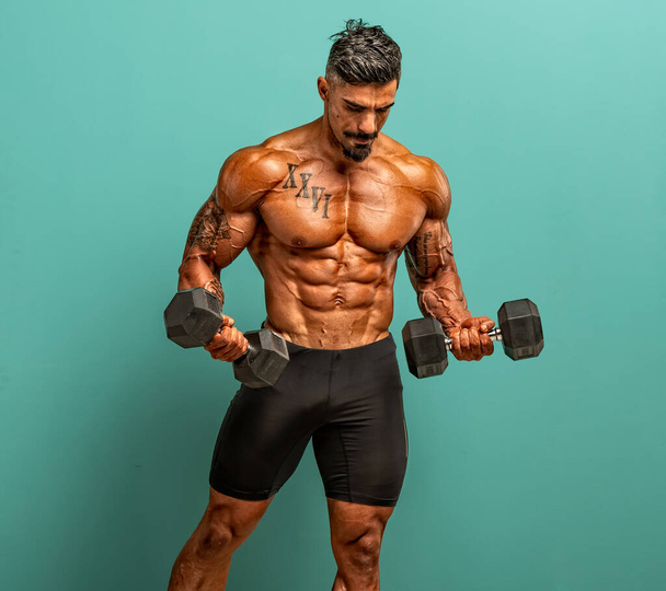 Erős izmos férfiak testmozgás a súlyokkal - Fotó, kép