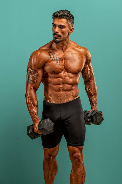 Erős izmos férfiak testmozgás a súlyokkal - Fotó, kép