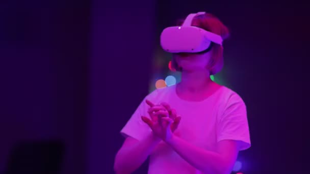 Female wearing virtual reality headset  - Footage, Video