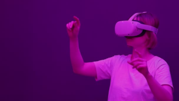 Female wearing virtual reality headset  - Footage, Video