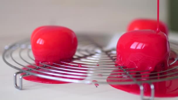 Re-vitrage de gâteaux individuels en mousse avec glaçure rouge - Séquence, vidéo