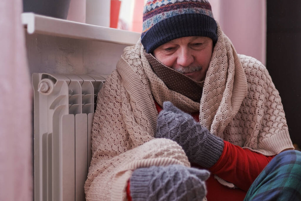 Hombre sintiendo frío en casa con problemas de calefacción en casa - Foto, imagen