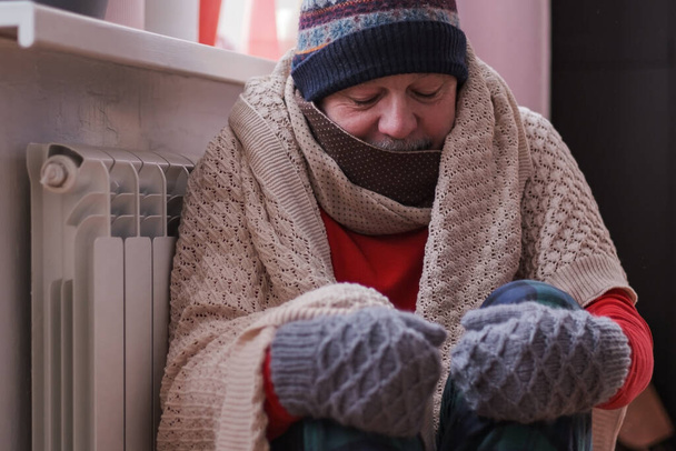 Mies tunne kylmä kotona kodin lämmitys ongelmia - Valokuva, kuva