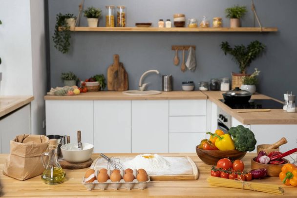 Intérieur de la cuisine avec table et légumes frais - Photo, image