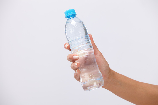Botella de agua en mano
 - Foto, imagen