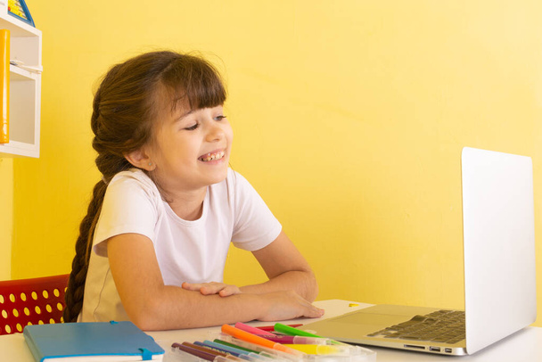 Clases preescolares en línea. Excelente aprendizaje en línea para niños. Feliz colegiala aprendizaje en línea. - Foto, Imagen