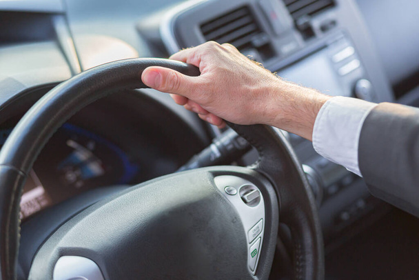 Close-up hand of businessman man holding car steering wheel - Zdjęcie, obraz