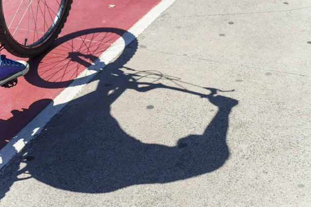 ブラジル・サルバドール市の自転車道の自転車の影. - 写真・画像