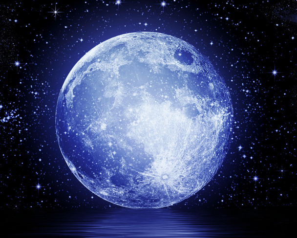 Volle maan weerspiegeld in water - Foto, afbeelding
