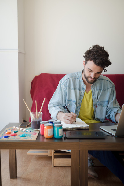 όμορφος hipster σύγχρονου ανθρώπου εργασίας σπίτι χρησιμοποιώντας φορητό υπολογιστή - Φωτογραφία, εικόνα