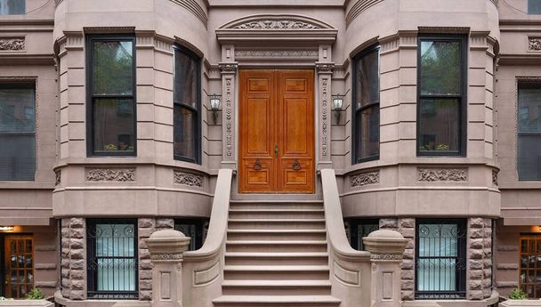 Elegantes edifícios antigos estilo brownstone em Nova York - Foto, Imagem