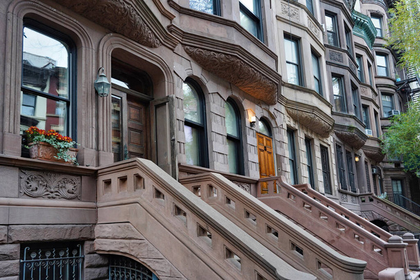 Eleganti vecchi edifici in stile brownstone a New York - Foto, immagini